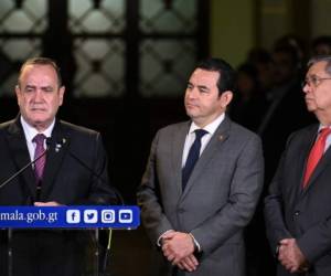 Foto de archvio de Alejandro Giammattei (izquierda) acompañado del presidente Jimmy Morales (centro) y del vicepresident Jafeth Cabrera el 14 de agosto de 2019.