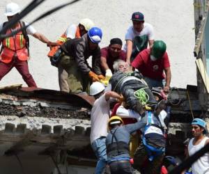 A man is pulled out of the rubble alive following a quake in Mexico City on September 19, 2017.A powerful earthquake shook Mexico City on Tuesday, causing panic among the megalopolis' 20 million inhabitants on the 32nd anniversary of a devastating 1985 quake. The US Geological Survey put the quake's magnitude at 7.1 while Mexico's Seismological Institute said it measured 6.8 on its scale. The institute said the quake's epicenter was seven kilometers west of Chiautla de Tapia, in the neighboring state of Puebla. / AFP PHOTO / Ronaldo SCHEMIDT