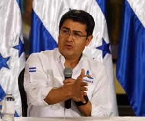 Honduran President Juan Orlando Hernandez answers questions during a press conference in Tegucigalpa on May 15, 2017. Hernandez announced there will be an investigation on the authorities of the prison sistem after 22 prisoners, all members of the Barrio 18 gang, escaped from the the National Penitentiary in Tamara late on May 11. / AFP PHOTO / ORLANDO SIERRA
