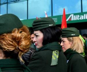 (FILES) This file photo taken on March 20, 2017 shows Alitalia air transport employees gathering for a protest rally at Rome's Fiumicino airport. Alitalia's workers are voting today on April 24, 2017 on a referendum to find an agreement on job and pay cuts.Prime Minister Paolo Gentiloni warned last week that without the plan's approval 'Alitalia will not be able to survive', appearing to rule out government intervention to save the airline. / AFP PHOTO / Alberto PIZZOLI