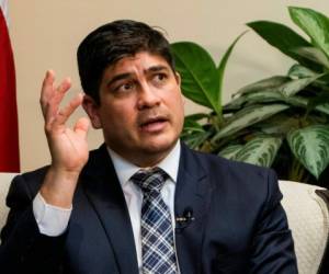 Costa Rican President Carlos Alvarado speaks during an interview with AFP in San Jose, Costa Rica, on September 23, 2020. - Alvarado remarked that the inequality between rich and emerging countries is broadening as a consequence of the COVID-19 pandemic, which menaces with impacting on democracies, exchange and migrations. (Photo by Ezequiel BECERRA / AFP)