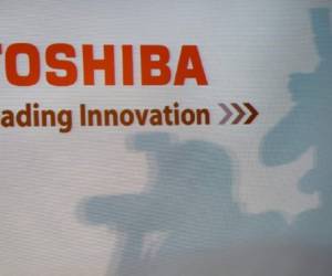 El presidente ejecutivo de la firma, Masashi Muromachi, prometió que Toshiba haría cuanto pudiera para 'recuperar la confianza de sus accionistas'. En lo que va del año, las acciones de Toshiba se depreciaron en casi un 50%. (Foto: AFP).