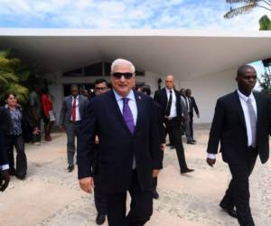 Panama President Ricardo Martinelli (C)walks after a meeting and signing of trade agreements with the President of Haiti, Michel Martelly, in Port au Prince on February 19, 2014. AFP PHOTO/Hector RETAMAL / AFP PHOTO / HECTOR RETAMAL