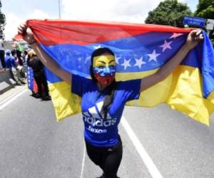 Opposition activists rally on Francisco Fajardo main motorway in eastern Caracas on May 20, 2017 to protest against President Nicolas Maduro.Venezuelan protesters and supporters of embattled President Nicolas Maduro take to the streets Saturday as a deadly political crisis plays out in a divided country on the verge of paralysis. / AFP PHOTO / JUAN BARRETO