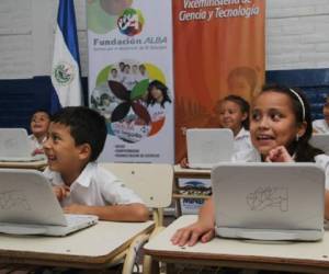 Sánchez Cerén entregó un primer lote de 6.476 computadoras llamadas 'Lempitas' a 346 escuelas públicas de distintas zonas del país, para beneficiar a 84.396 estudiantes y 1.000 maestros. (Foto: Archivo).