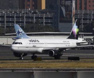 A plane of Mexico's Volaris is seen at Benito Juarez International Airport in Mexico City on January 17, 2018.Mexican airline Volaris has ordered 80 Airbus A320 planes for a total $9.3 billion, with deliveries over the next eight years, the Mexican government said on January 16. / AFP PHOTO / Alfredo ESTRELLA