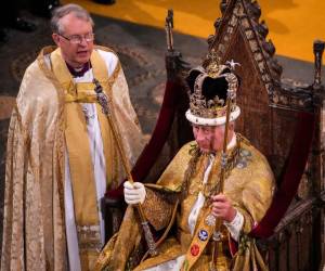 <i>El rey Carlos III de Gran Bretaña con la corona de San Eduardo en la cabeza asiste a la ceremonia de coronación dentro de la Abadía de Westminster en el centro de Londres el 6 de mayo de 2023. - La coronación es la primera en Gran Bretaña en 70 años, y solo la segunda en la historia en ser televisado. (Foto de Aaron Chown / PISCINA / AFP)</i>