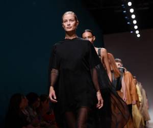 <i>Las modelos presentan creaciones para la casa de moda Salvatore Ferragamo durante los desfiles de moda femenina primavera/verano 2019 en Milán, el 22 de septiembre de 2018. (Foto de Marco BERTORELLO / AFP)</i>