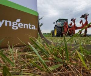 The logo of Swiss pesticide and seed giant Syngenta is pictured at a pilot farm on June 27, 2017 in Geispitzen. / AFP PHOTO / SEBASTIEN BOZON