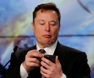 FILE PHOTO: SpaceX founder and chief engineer Elon Musk looks at his mobile phone during a post-launch news conference to discuss the SpaceX Crew Dragon astronaut capsule in-flight abort test at the Kennedy Space Center in Cape Canaveral, Florida, U.S. January 19, 2020. REUTERS/Joe Skipper/File Photo