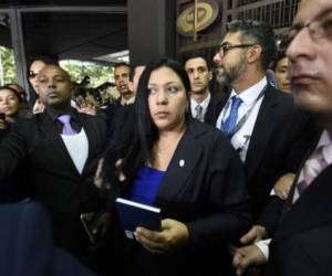 La fiscal general de Venezuela, Luisa Ortega, impidió este jueves el ingreso al Ministerio Público de la abogada chavista Katherine Haringhton, quien la reemplazaría si es destituida, cuando pretendía asumir su cargo de vicefiscal