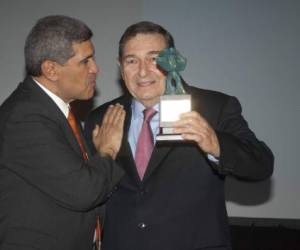 Arturo Condo, rector del INCAE le entrega un reconocimiento a Nicolás Marín, profesor de la escuela de negocios, en el marco de la celebración del 50 Aniversario, realizada en Costa Rica. (Foto: Maricruz López)