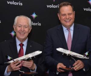Fernando Naranjo, gerente general de Volaris Costa Rica, y Enrique Beltranena, CEO de Volaris, durante el lanzamiento de la filial centroamericana de la aerolínea. Foto tomada de Twitter.com/volariscr.