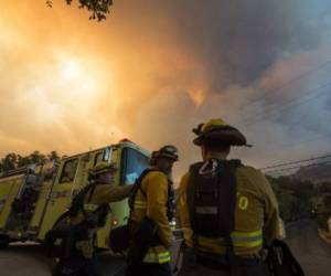 Bomberos intentan apagar el incendio Thomas el 16 de diciembre, en Montecito, California. / AFP PHOTO / Robyn Beck.