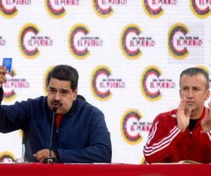 Venezuelan President Nicolas Maduro (L) --flanked by Vice President Tareck El Aissami-- delivers a speech during the swearing in of the the members of the campaign command for the constituent assembly, in Caracas on May 29, 2017.Maduro has launched steps to set up a constituent assembly which the opposition says he plans to stack in his favor. His political opponents vowed earlier to step up protests over his plan to reform the constitution, which they say is a bid to cling to power. / AFP PHOTO / FEDERICO PARRA