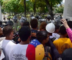 Estudiantes de la Universidad Central de Venezuela protestaron hoy contra el gobierno de Nicolás Maduro.
