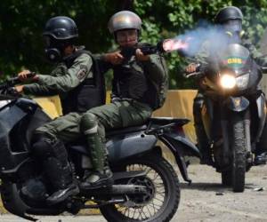 Miembros de la Guardia Nacional disparan a una protesta de activistas opositores. Venezuela fue acusado este martes por la ONU de uso de 'fuerza excesiva' en las protestas opositoras, aumentando su aislamiento internacional tras la instalación de una polémica Asamblea Constituyente.