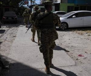 <i>Soldados patrullan el barrio de Zacamil durante un operativo de seguridad antes de las elecciones presidenciales y legislativas del domingo en San Salvador el 1 de febrero de 2024. FOTO Yuri CORTEZ/AFP</i>
