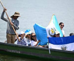 <i>Defensores ambientales de El Salvador, Guatemala y Honduras realizan una manifestación contra la empresa minera Cerro Blanco en el lago Guija en Metapán, El Salvador, el 19 de abril de 2024. FOTOS Marvin RECINOS / AFP</i>