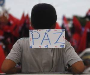 Un simpatizante del presidente de Nicaragua, Daniel Ortega, carga un signo que dice 'Paz' en una manifestación organizada por el Gobierno. / AFP PHOTO / Marvin RECINOS