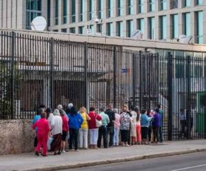 Cubanos hacen fila afuera de la Oficina de Asuntos Estratégicos de EEUU en La Habana, para pedir visas, el 22 de diciembre de 2014. (Foto: AFP)
