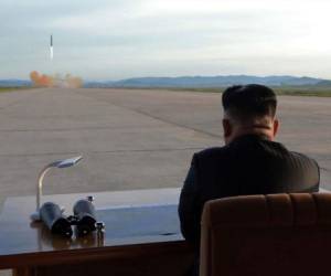 Foto de archivo de la agencia de noticias de norcoreana de septiembre durante una de las pruebas de misiles del régimen de Pyongyang.