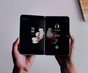 El gigante informático Microsoft presentó el miércoles un nuevo dispositivo del tamaño de una libreta con pantallas gemelas que se abren y cierran como un libro, con el que espera volver a competir en el mercado de los smartphones el año próximo.