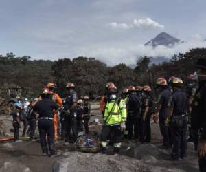 Bomberos municipales recuperan un cuerpo en la San Miguel Los Lotes, Escuintla/ AFP PHOTO / Johan ORDONEZ.