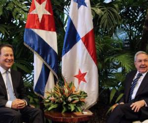 Presidentes Juan Carlos Varela y Raúl Castro. (Foto: AFP)