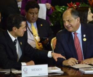Los presidentes de México, Enrique Peña Nieto, y de Costa Rica, Luis Guillermo Solís; en un momento de la cumbre de Tuxtla, que se desarrolla en Costa Rica. (Foto: AFP).