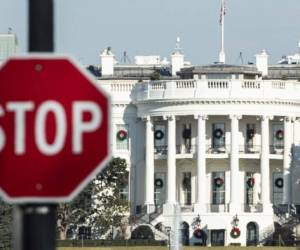 A stop sign is seen near the White House during a government shutdown in Washington, DC, December 27, 2018. - Congress members trickled back into Washington but there was little hope of ending the government shutdown sparked by a row with President Donald Trump over his demand for US-Mexico border wall construction. A lapse in funding to parts of the government meanwhile entered a sixth day. (Photo by Andrew CABALLERO-REYNOLDS / AFP)