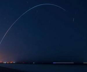 <i>FOTO Estela dejada por el primer cohete impreso en 3D tras su lanzamiento desde Cabo Cañaveral. EP</i>