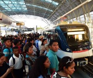 People wait for a subway train of the recently inaugurated subway line 2 in Panama City on 25 April, 2019. - Panama's President Juan Carlos Varela inaugurated on Thursday the metro line 2, a mega-project carried out by a consortium formed by Spanish FCC and Brazilian Odebrecht, despite that the Brazilian giant construction company acknowledged having paid millions in bribes in the Central American country. (Photo by Luis ACOSTA / AFP)