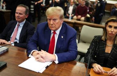 <i>(ARCHIVOS) El expresidente estadounidense Donald Trump se sienta en la Corte Suprema del estado de Nueva York durante el juicio por fraude civil contra la Organización Trump, en la ciudad de Nueva York el 11 de enero de 2024. FOTO Charly TRIBALLEAU / AFP</i>