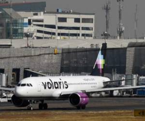 A plane of Mexico's Volaris is seen at Benito Juarez International Airport in Mexico City on January 17, 2018. - Mexican airline Volaris has ordered 80 Airbus A320 planes for a total $9.3 billion, with deliveries over the next eight years, the Mexican government said on January 16. (Photo by Alfredo ESTRELLA / AFP)