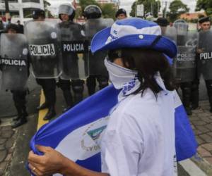 Members of the Nicaraguan Medical Unit (UMN) and anti-government protesters take part in a demostation to demand the re-employment of 405 health workers who lost their jobs for assisting protesters during last year's deadly uprising against President Daniel Ortega, in Managua on August 3, 2019. (Photo by INTI OCON / AFP)