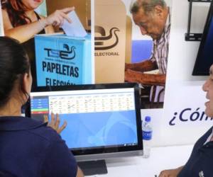 A citizen casts his vote during legislative and municipal elections in San Salvador, on March 4, 2018. - Legislative elections in El Salvador will test voters evaluation of leftist President Salvador Sanchez Ceren as he sees out his final year in office, with consequences for his FMLN party. (Photo by Marvin RECINOS / AFP)