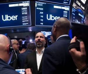 Dara Khosrowshahi CEO of Uber talks to traders after the opening bell during his ride sharing companie's IPO, at the New York Stock Exchange (NYSE) on May 10, 2019 located at Wall Street in New York City. (Photo by Johannes EISELE / AFP)