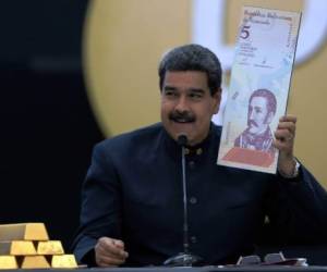 Handout photo released by the Venezuelan Presidency of Venezuelan President Nicolas Maduro speaking next to gold ingots in Caracas on March 22, 2018. Maduro announced a new set of currency due to soaring inflation. / AFP PHOTO / Venezuelan Presidency / HO / RESTRICTED TO EDITORIAL USE - MANDATORY CREDIT 'AFP PHOTO / VENEZUELAN PRESIDENCY' - NO MARKETING NO ADVERTISING CAMPAIGNS - DISTRIBUTED AS A SERVICE TO CLIENTS