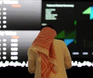 Un inversor árabe revisa la bolsa de valores saudí, o Tadawul. (Foto de Fayez Nureldine / AFP)