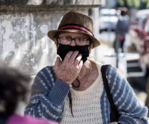 Una mujer usa una máscara preventiva por COVID-19, en San José, Costa Rica (Foto Ezequiel BECERRA / AFP)