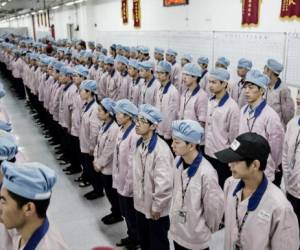 Apple recurre a mano de obra en China para la producción de sus dispositivos.