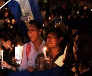 Anoche inmigrantes nicaragüenses en Costa Rica se protestaron en una vigilia en Plaza de la Democracia en San José.