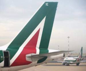 Alitalia fue una de las aerolíneas que suspendió los vuelos, debido al atraso de los pagos.