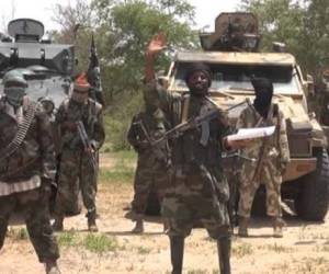 Imagen de un vídeo distribuido por el grupo islamista nigeriano Boko Haram el 13 de julio de 2014 obtenido por AFP que muestra al líder del grupo, Abubakar Shekau, en el centro.