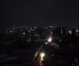 Night view of Caracas during a power cut on March 7, 2019. - The government of Nicolas Maduro denounced a 'sabotage' against the main electric power dam in the country, after a massive blackout left Caracas and vast regions of Venezuela in the darkness. (Photo by YURI CORTEZ / AFP)