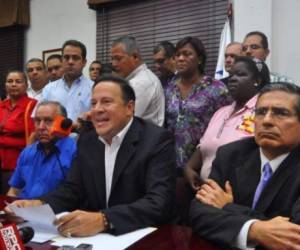 Ramón Fonseca Mora (Der.) solicitó licencia al presidente de Panamá (Izq.), Juan Carlos Varela, como ministro consejero en marzo de 2016. Foto de periódico La Estrella.