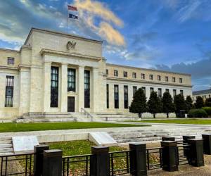 Pronostican que Reserva Federal de EEUU hará un solo recorte de tasas de interés este año