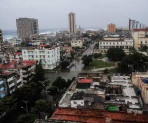 Cuba sufrió poderosas borrascas que alcanzaron por momentos más de 150 km/h y penetraciones marinas sin precedentes en las calles de la capital, La Habana.