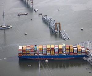Derrumbe de puente paraliza uno de los puertos más importantes de EEUU